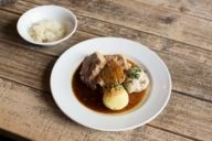 Ein Teller mit Schweinsbraten im Gasthaus Fiedler